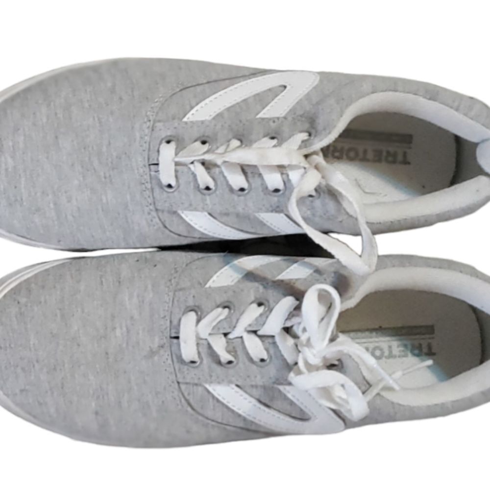 TRETORN KICKS SIZE 10 GREY WHITE